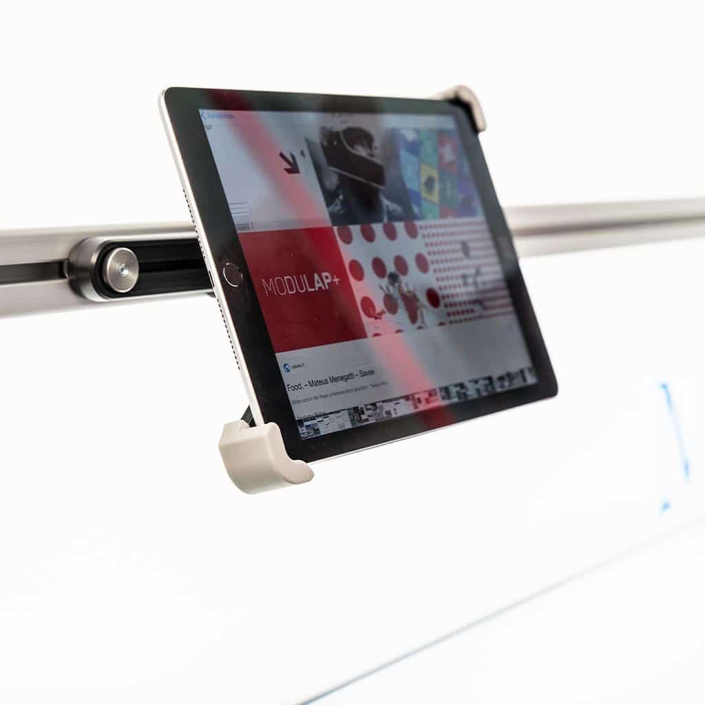 Personalisierter Smartphone-/Tablet Halter aus geölter Eiche mit  Lasergravur bis 5 cm²